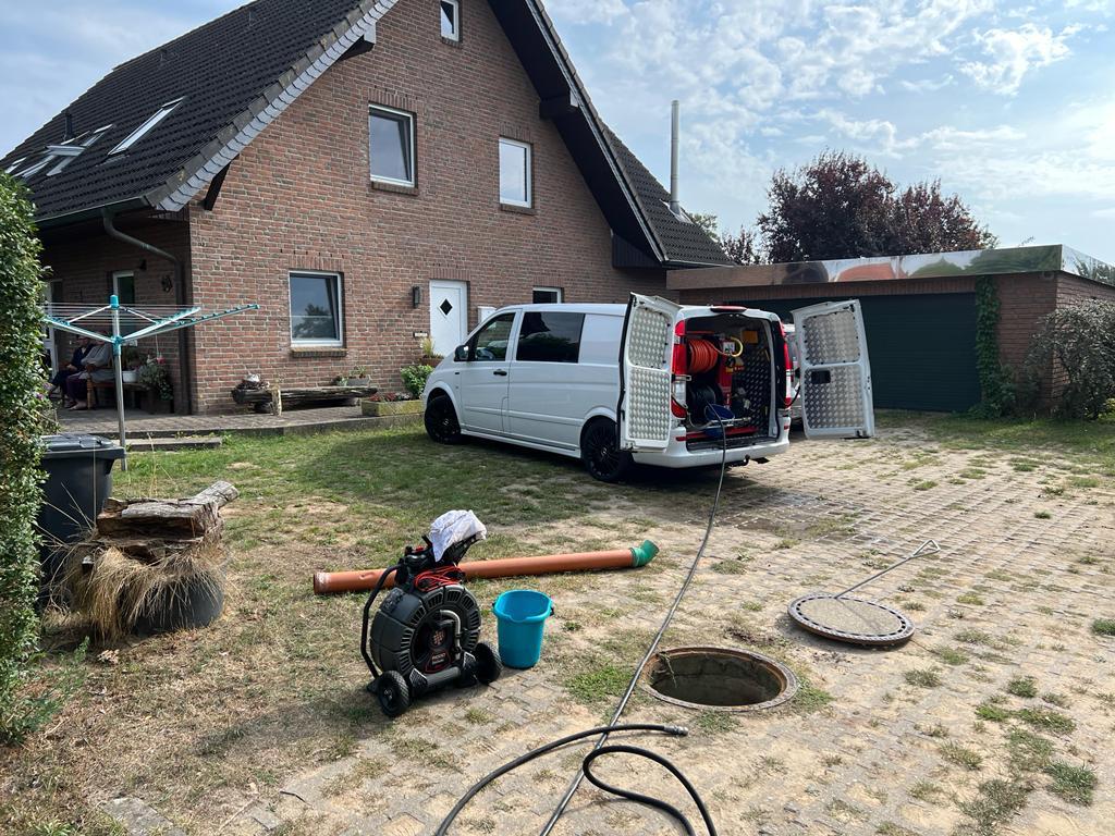 Servicefahrzeug mit Reinigungsausrüstung am Einsatzort vor einem Wohnhaus in Lippstadt
