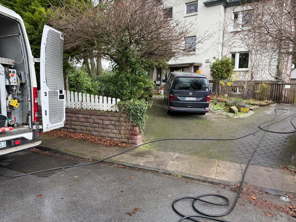 Techniker von Kanal24h im Einsatz vor Ort in Bielefeld