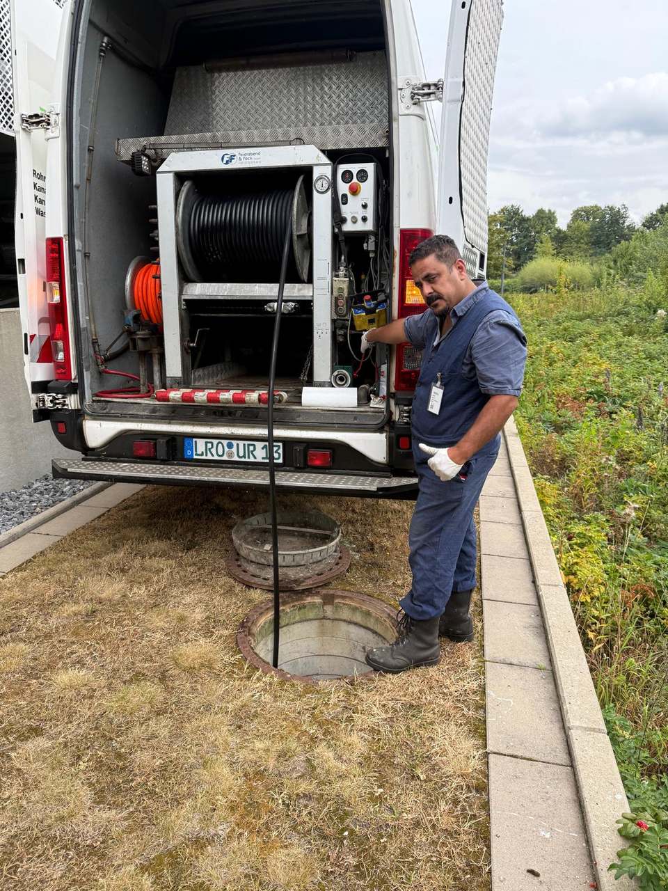 Techniker von Kanal24h im Einsatz vor Ort in Celle