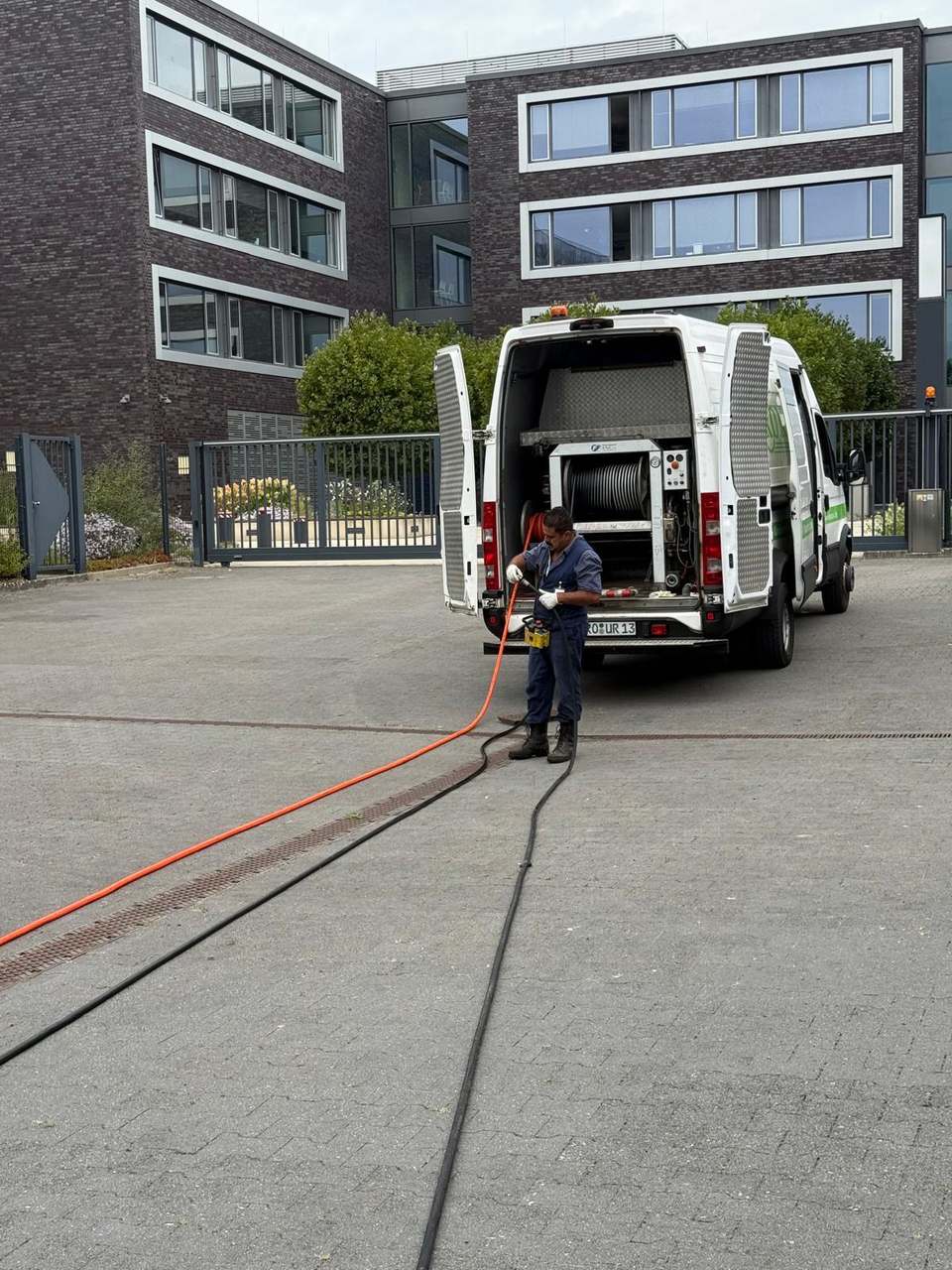 Techniker von Kanal24h im Einsatz vor Ort in Emden