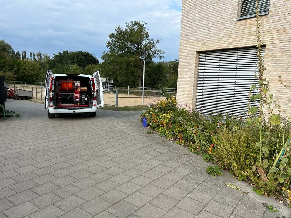 Techniker von Kanal24h Lüneburg im Einsatz am Hausanschluss