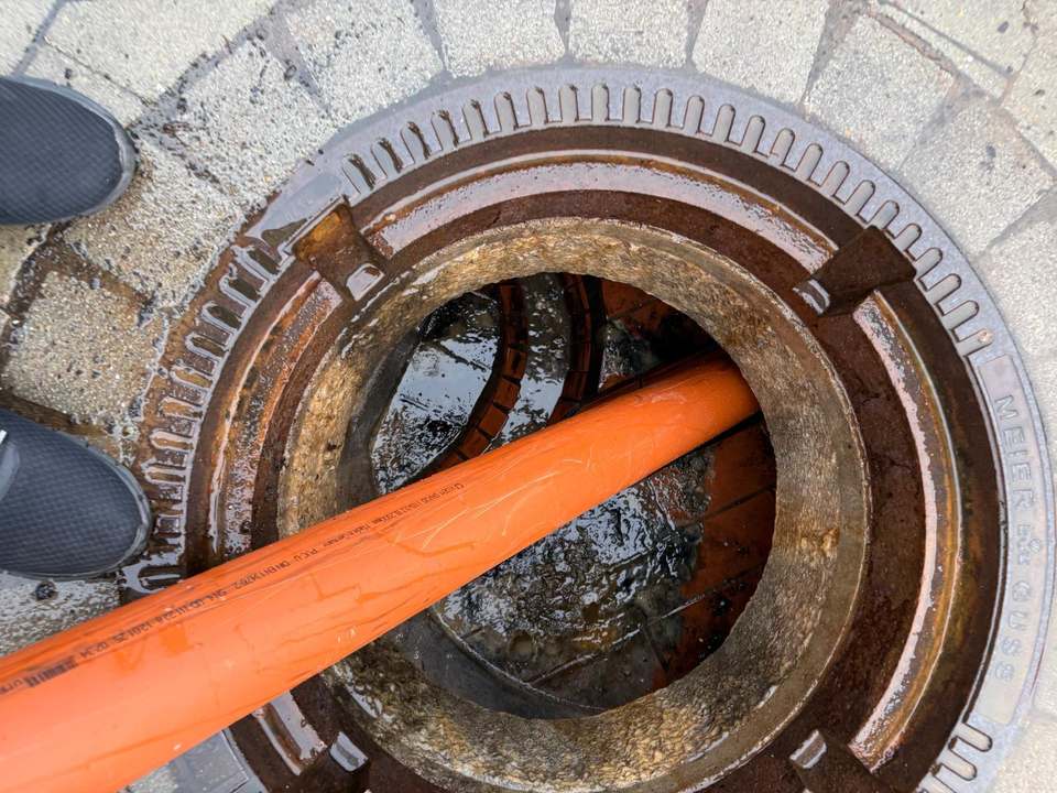 Techniker von Kanal24h im Einsatz vor Ort in Stuhr